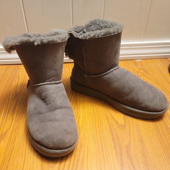 UGG Shoes - UGG Womens Mini Bailey Bow II Boot Size 9 in Grey Fair Condition